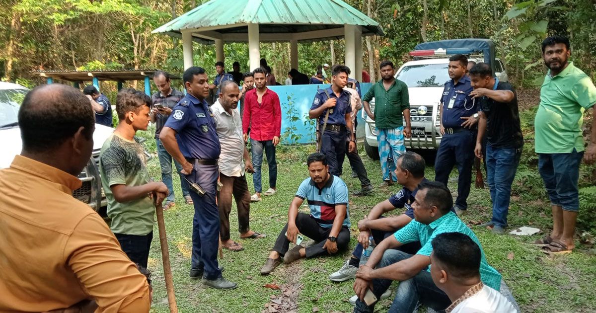 টেকনাফের সড়কে পাওয়া গেল অপহৃত ২ জনকে 