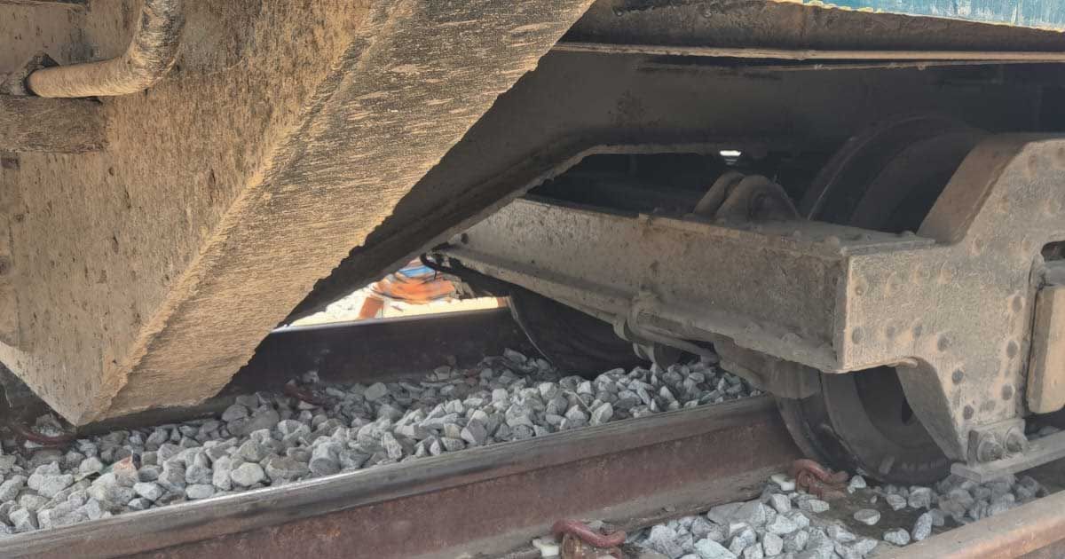 Chittagong-Coxs-Bazar-train-stopped-due-to-engine-and-coach-derailment