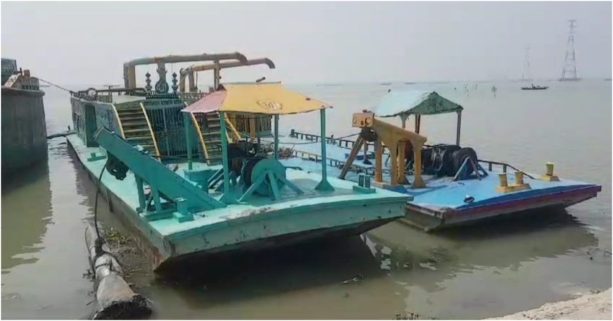 Two-dredgers-seized-in-Padma-illegally-extracting-sand-in-the-dark-of-night