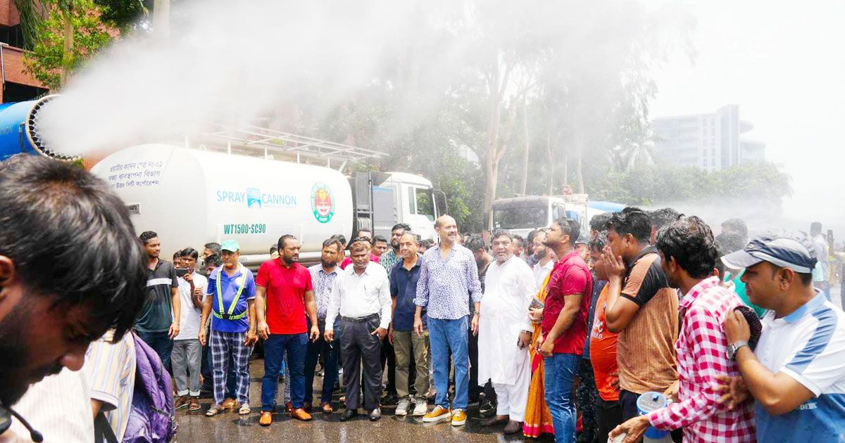 গরমে স্বস্তি দিতে নগরে পানি ছিটাচ্ছে ডিএনসিসি