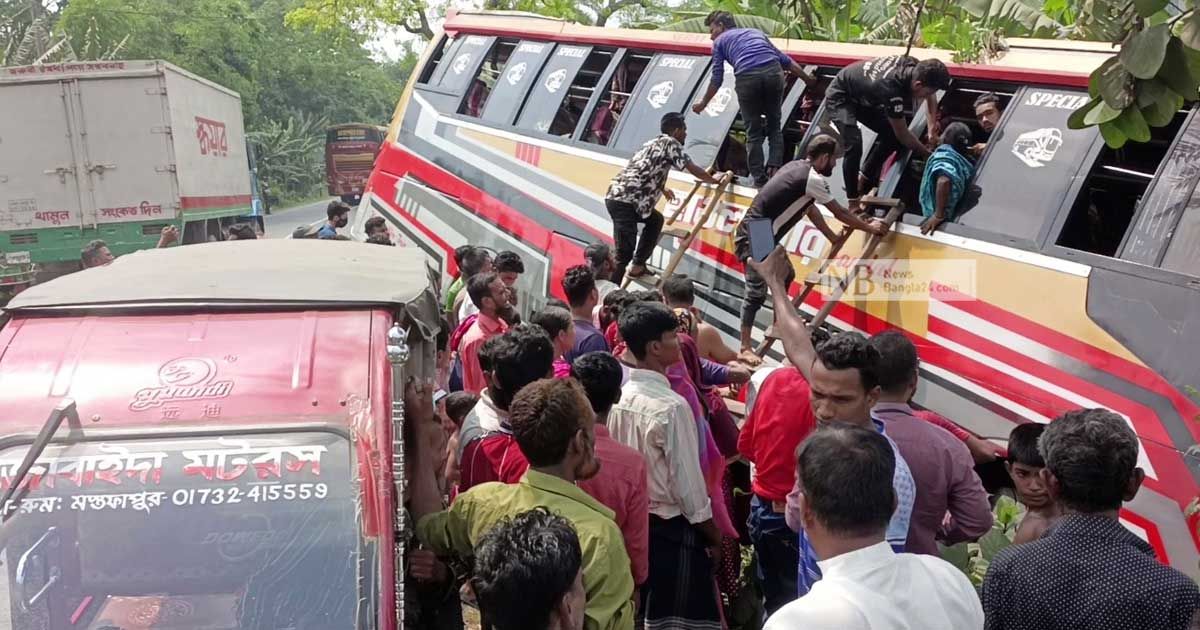 Passenger-bus-ditches-to-avoid-collision-with-easy-bikes