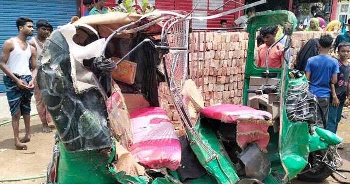 2-killed-in-Mymensingh-autorickshaw-hit-by-bus