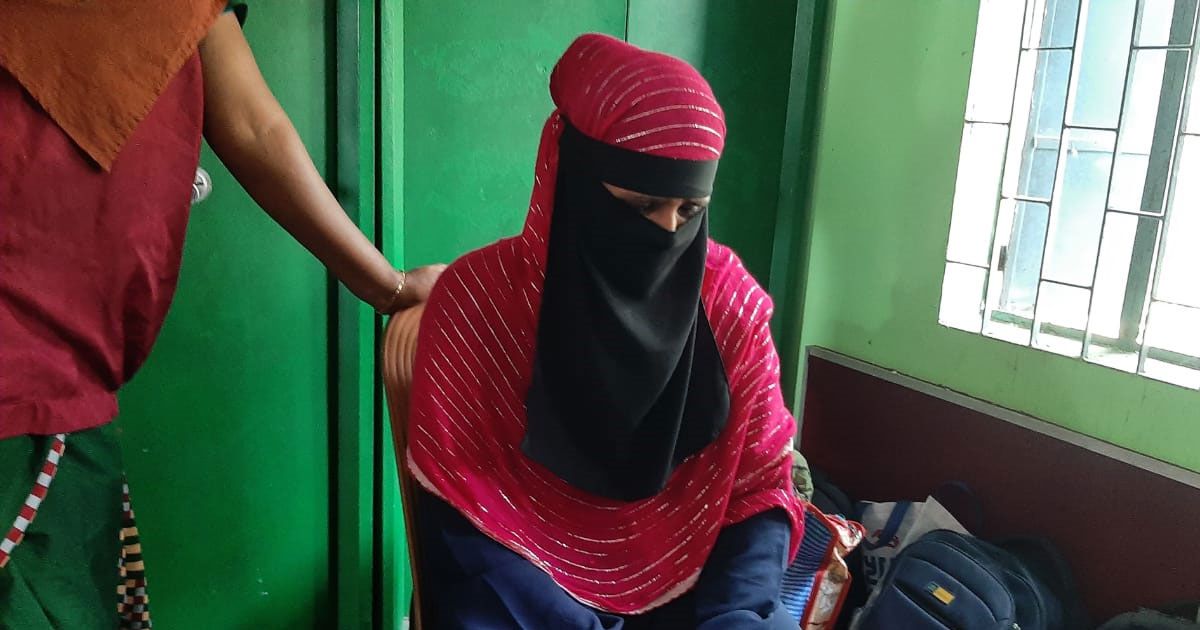 বোরকা-পরে-দ্বিতীয়বার-ভোট-দিতে-গিয়ে-নারী-আটক