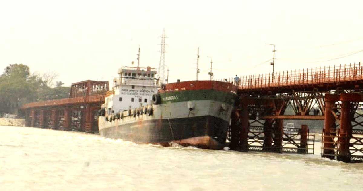 কালুরঘাট-সেতুতে-লাইটার-জাহাজের-ধাক্কা