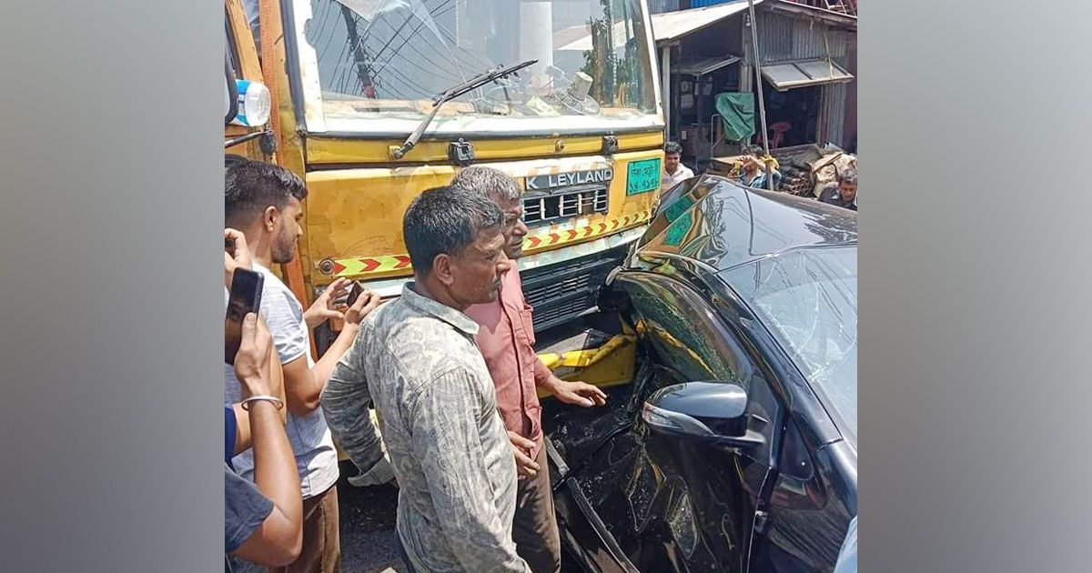 চলন্ত-ট্রাকে-চালকের-হার্ট-অ্যাটাক-নিয়ন্ত্রণ-হারিয়ে-প্রাইভেট-কারকে-ধাক্কা