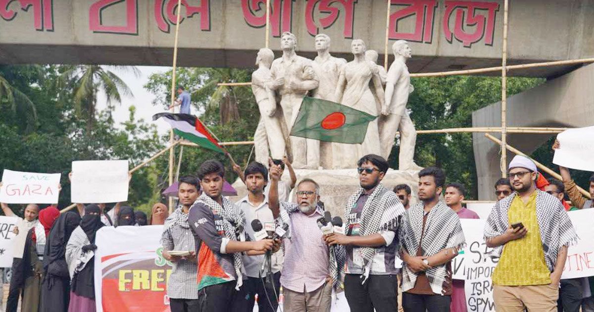 যুক্তরাষ্ট্রে চলমান আন্দোলনে সংহতি জানিয়ে ঢাবিতে সমাবেশ