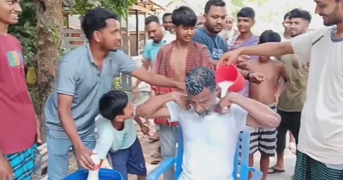 দুধ-দিয়ে-গোসল-করে-দলত্যাগী-হলেন-বিএনপি-নেতা