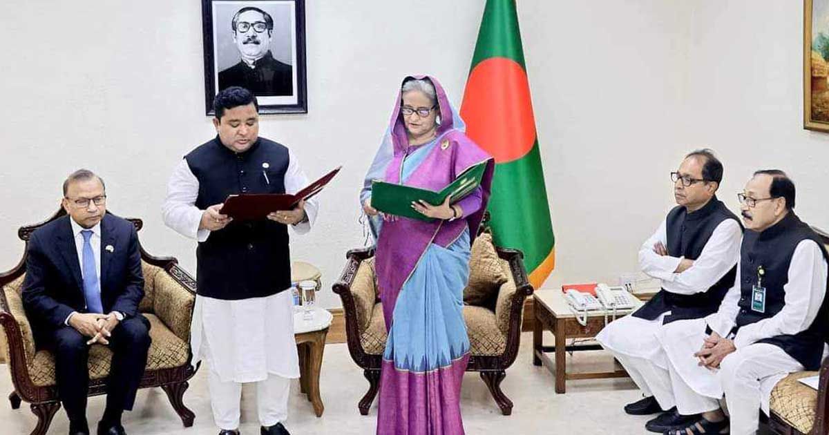 লালমনিরহাট-জেলা-পরিষদের-চেয়ারম্যানকে-শপথ-করালেন-প্রধানমন্ত্রী