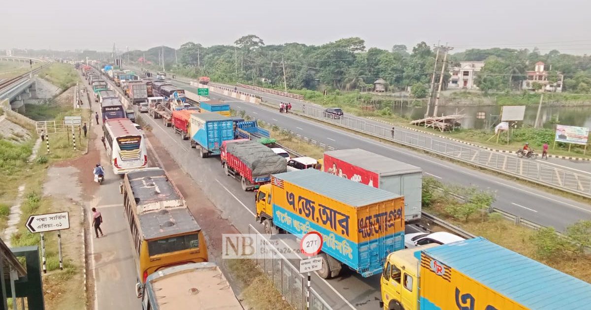 বজ্রপাত-পদ্মা-সেতুর-টোল-প্লাজার-সামনে-গাড়ির-দীর্ঘ-সারি