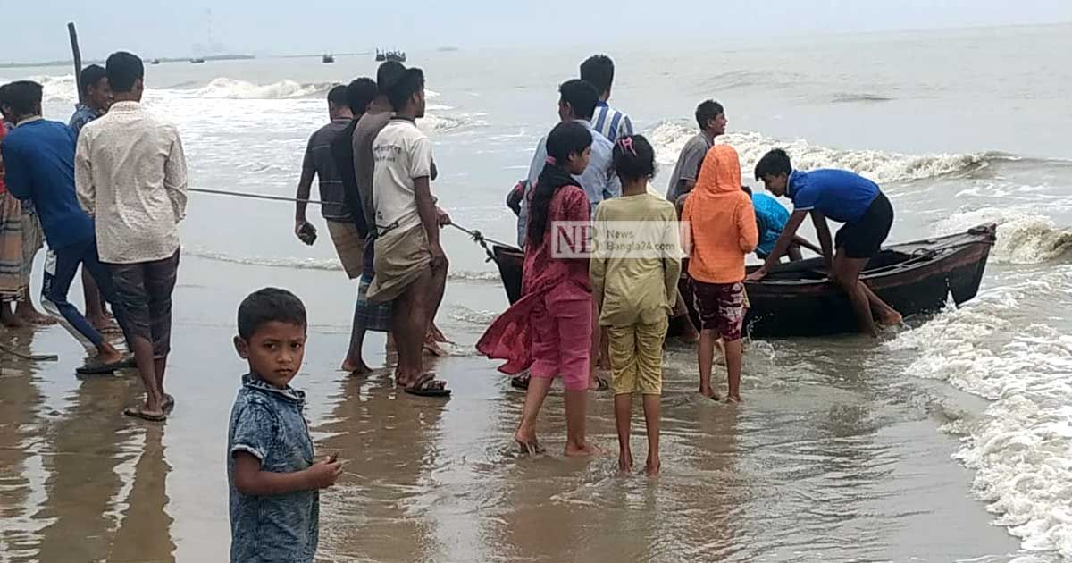 বঙ্গোপসাগরে লবণবাহী ৩০ ট্রলারডুবি, নিখোঁজ শতাধিক