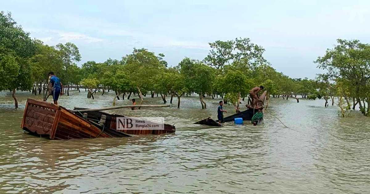 বঙ্গোপসাগরে লবণবাহী ৩০ ট্রলারডুবি, নিখোঁজ শতাধিক