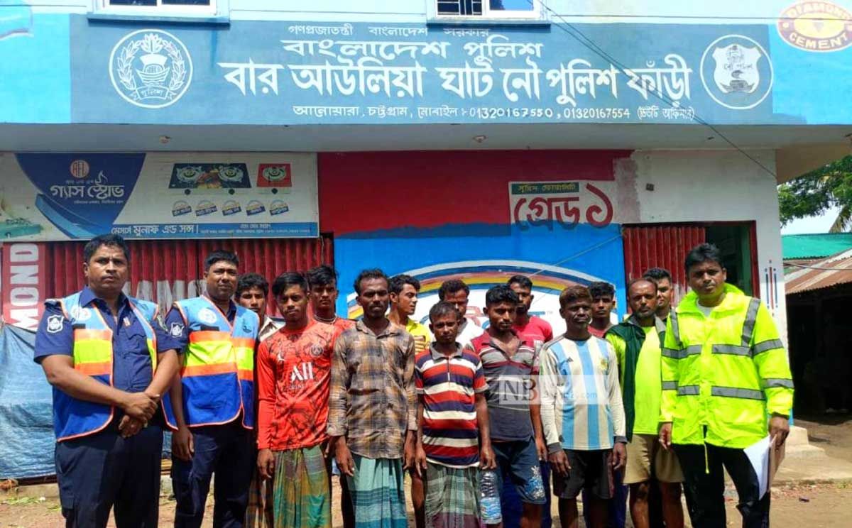 বঙ্গোপসাগরে লবণবাহী ৩০ ট্রলারডুবি, নিখোঁজ শতাধিক