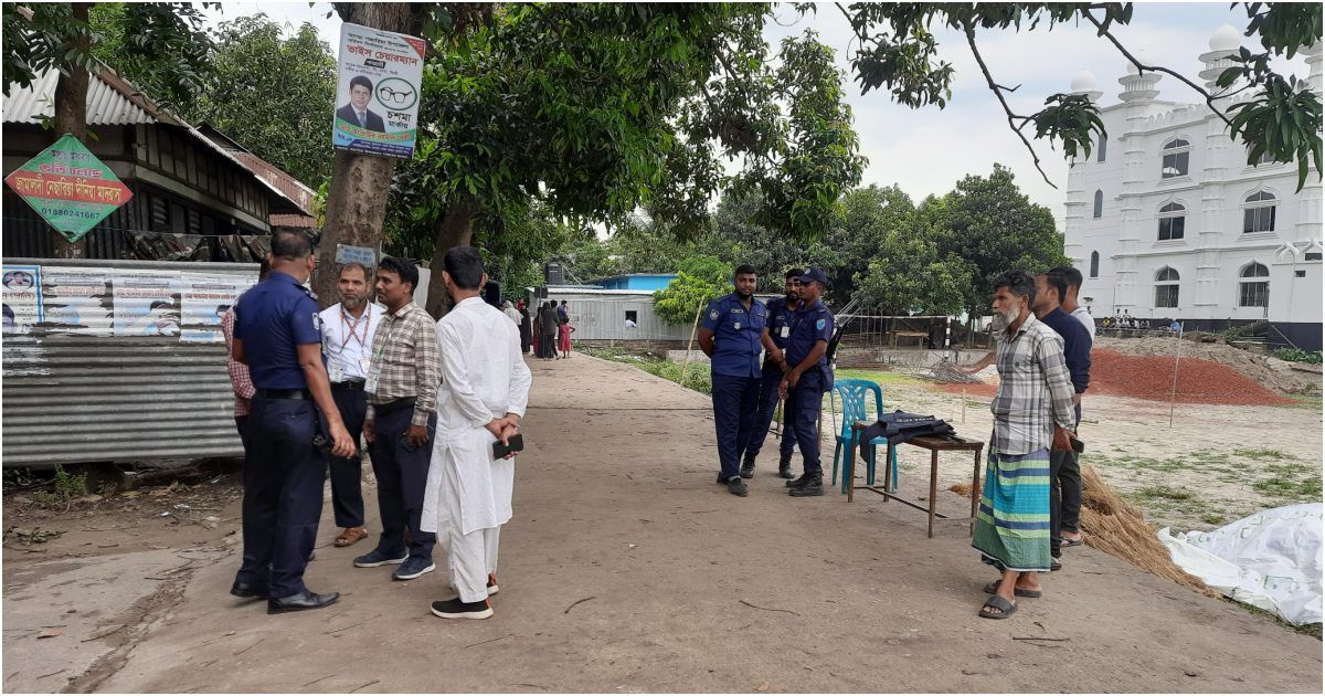 গজারিয়ায়-ভোটকেন্দ্রের-কাছে-ককটেল-বিস্ফোরণ-৬-গুলি-ছুড়ল-পুলিশ
