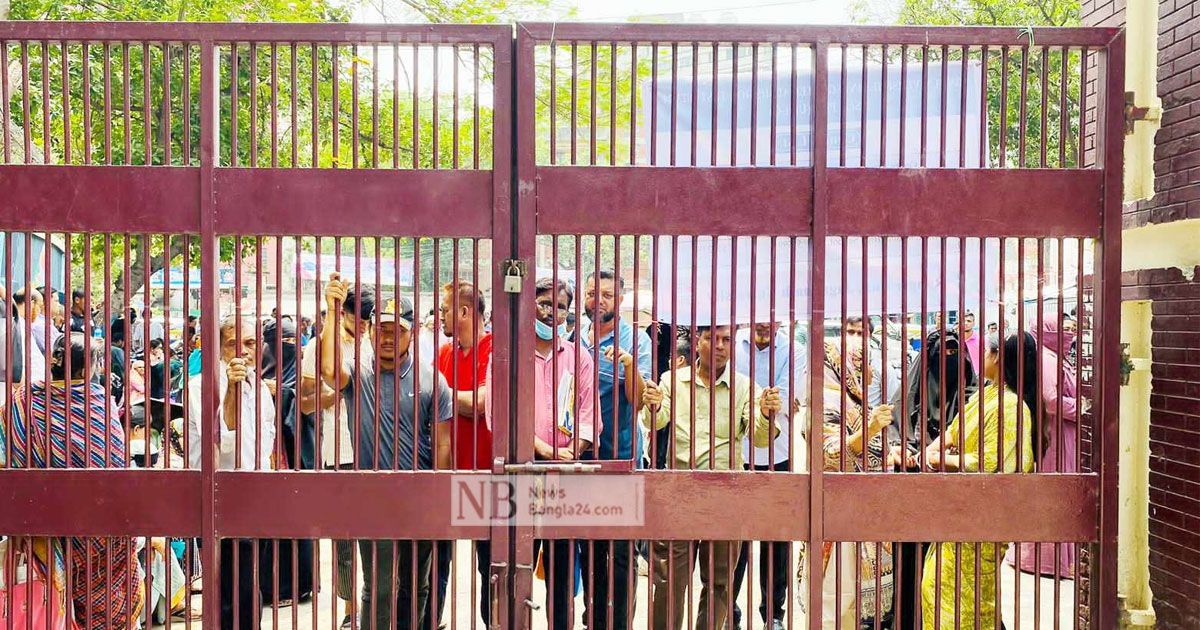 দেরিতে-আসা-পরীক্ষার্থীরা-ঢুকতে-পারেননি-জবি-কেন্দ্রে