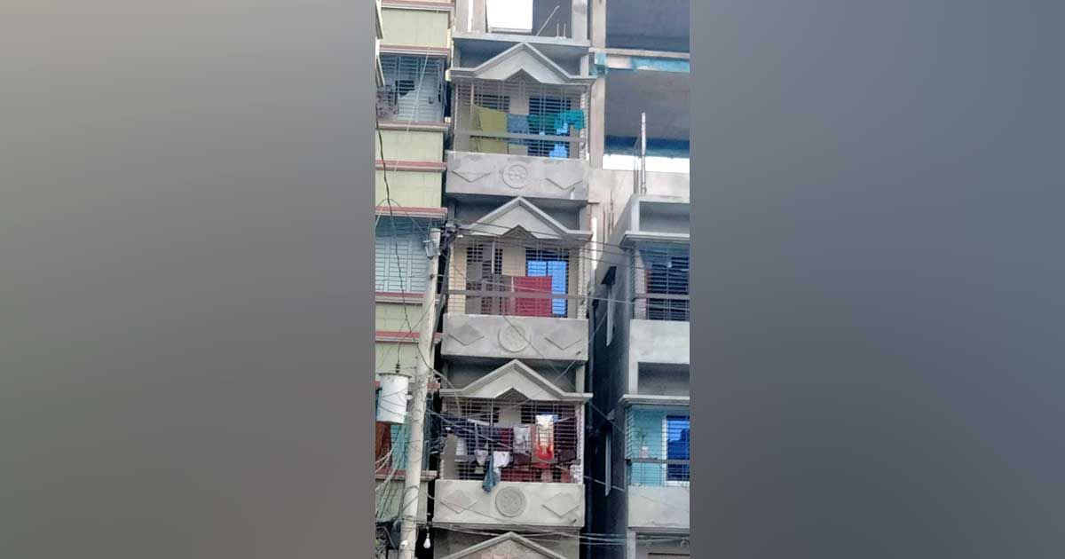 ধামরাইয়ে হেলে পড়েছে বহুতল আবাসিক ভবন