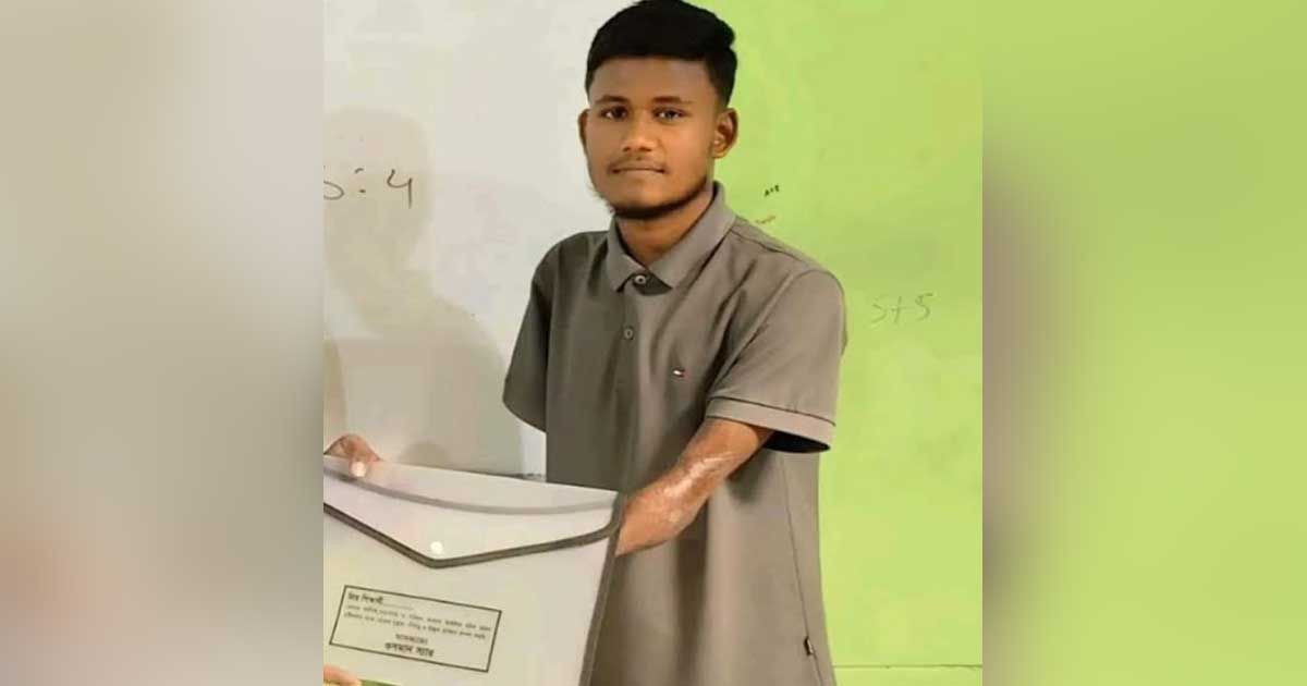 পা-দিয়ে-লিখে-জিপিএ-ফাইভ-পেয়েছে-রাব্বি
