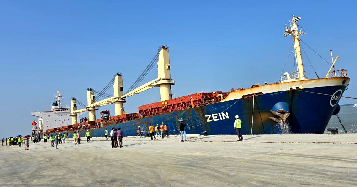 পায়রা-বন্দর-টার্মিনালে-প্রথমবার-ভিড়ল-মাদার-ভেসেল