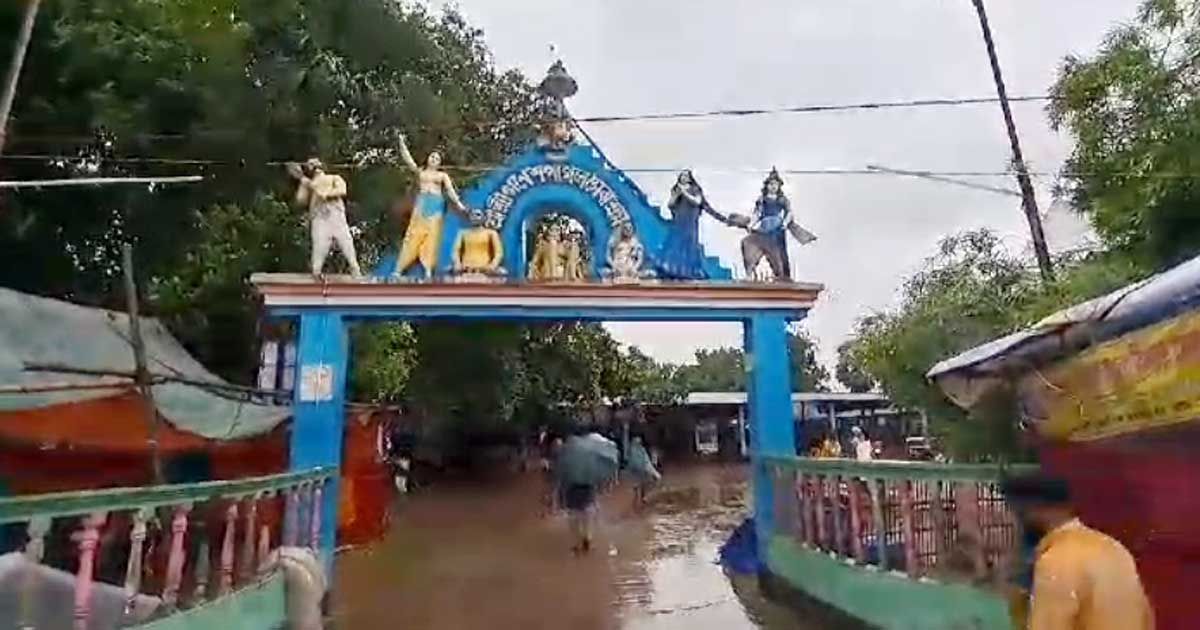 ঝড়বৃষ্টি উপেক্ষা করে গণেশ পাগলের মেলায় ভক্তদের ভীড়