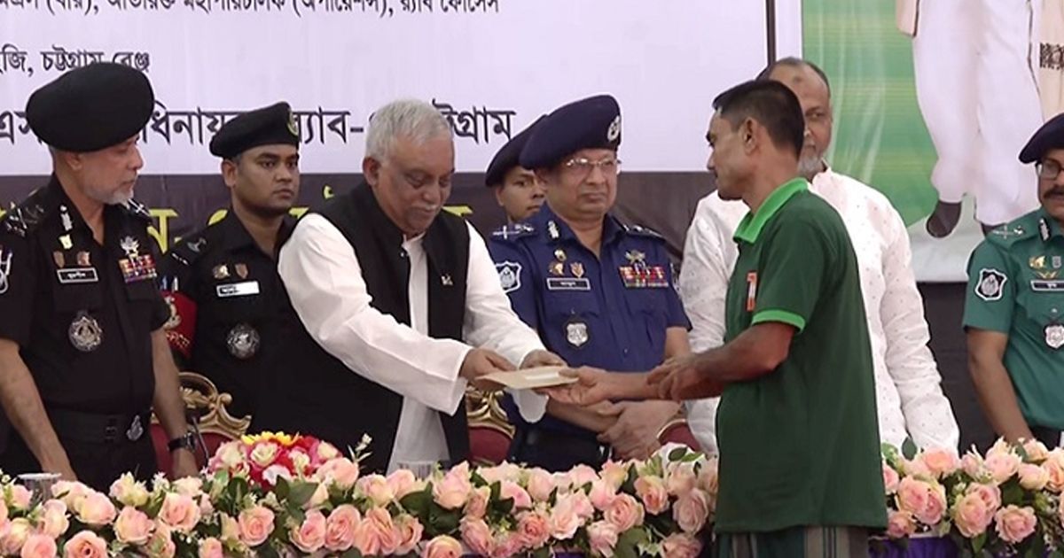 চট্টগ্রামে আগ্নেয়াস্ত্রসহ ৫০ জলদস্যুর আত্মসমর্পণ