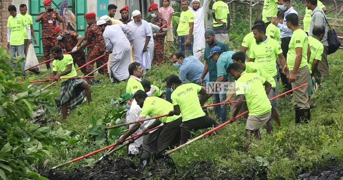 গবা খাল পরিষ্কারে নেমে গেলেন এমপি আবুল কালাম