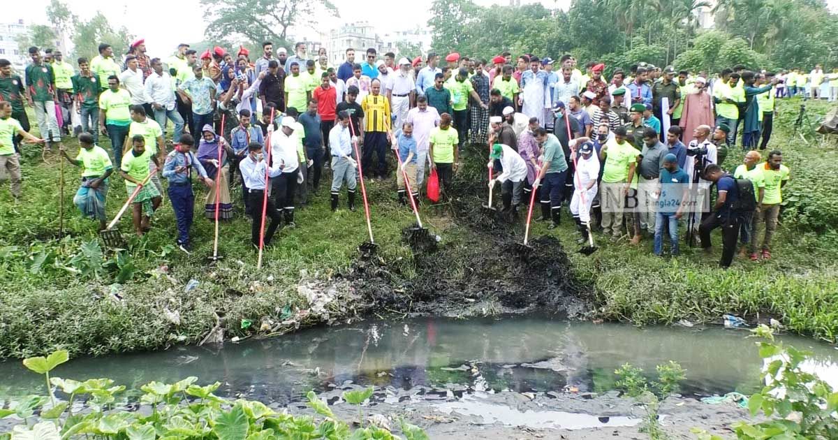গবা খাল পরিষ্কারে নেমে গেলেন এমপি আবুল কালাম