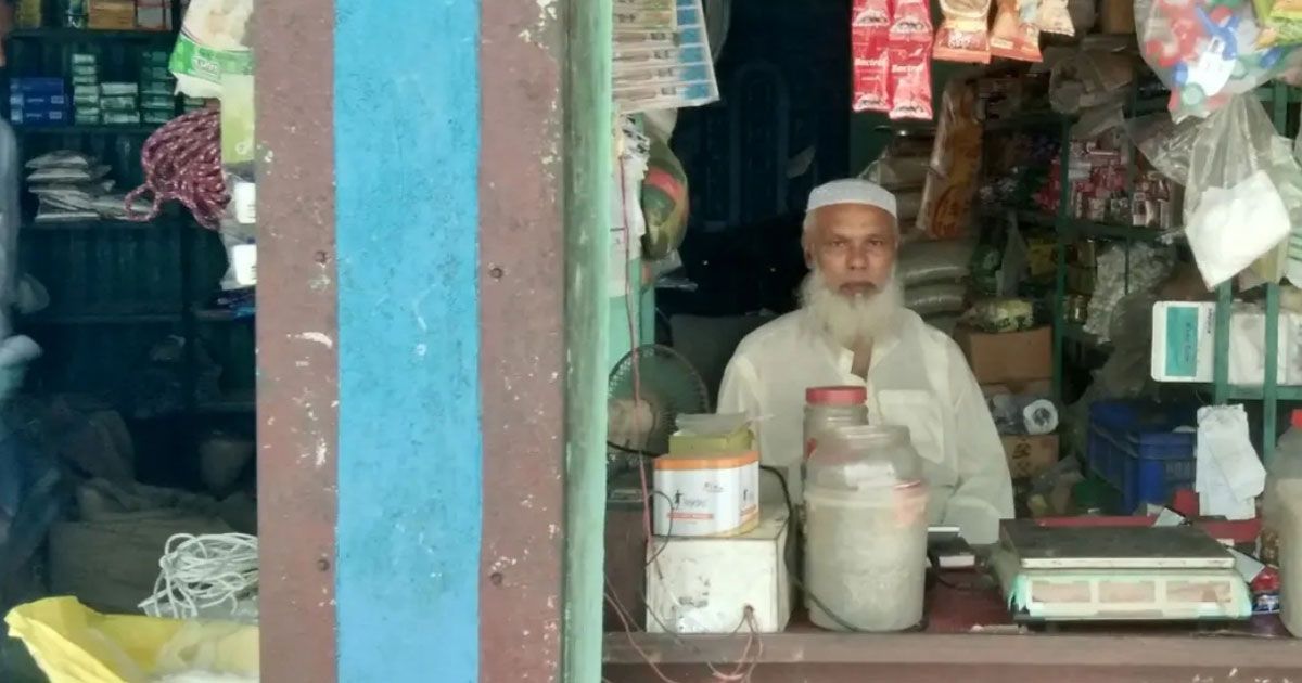 নিজে বিক্রি করেন না তামাক, অন্যকেও করেন নিরুৎসাহিত