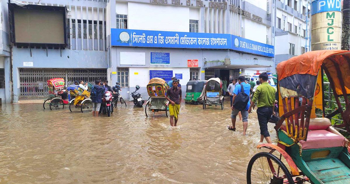 সিলেটে-ওসমানী-হাসপাতালে-পানি-ঢুকে-চরম-দুর্ভোগ