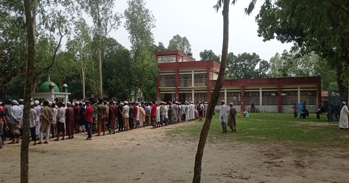 ভোটকেন্দ্রের-মাঠে-জানাজায়-হাজারো-মানুষ