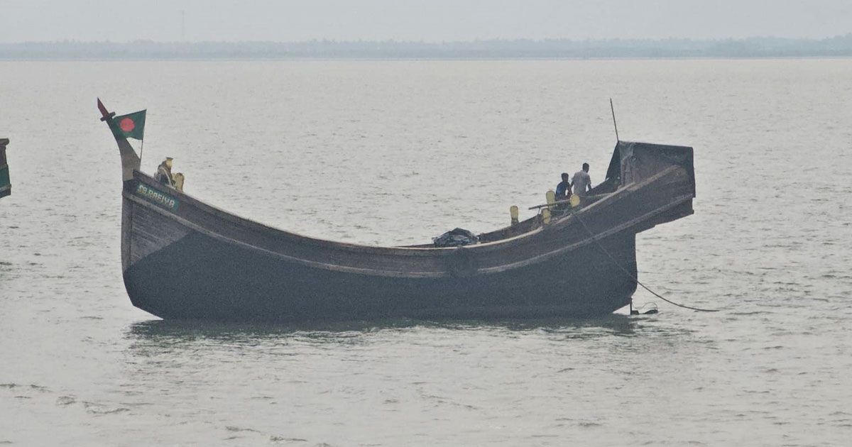নাফ-নদে-প্রশাসনের-মালবাহী-ট্রলারে-মিয়ানমারের-গুলি