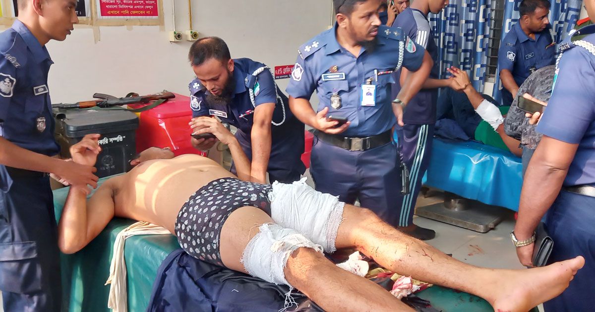 আসামি ছিনিয়ে নিতে থানায় হামলা, ১০ পুলিশসহ আহত ২৫