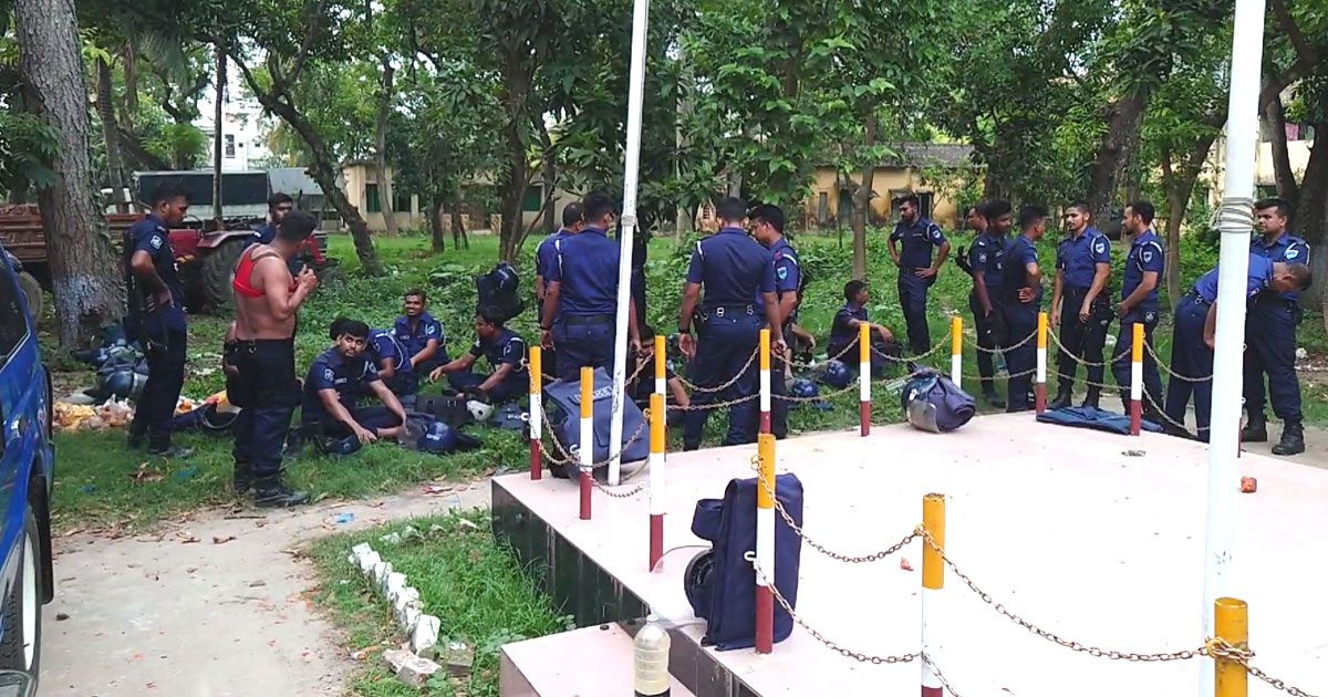 আসামি ছিনিয়ে নিতে থানায় হামলা, ১০ পুলিশসহ আহত ২৫
