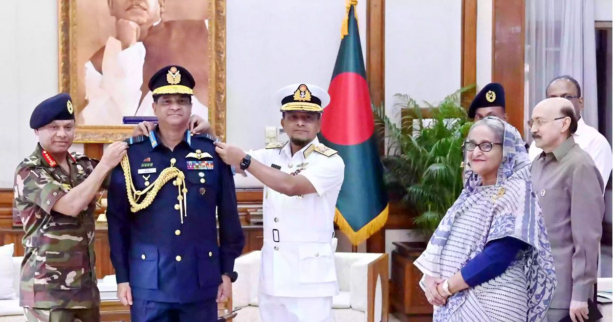 নবনিযুক্ত-বিমান-বাহিনী-প্রধানকে-এয়ার-মার্শালের-র‌্যাঙ্ক-ব্যাজ-পরানো-হলো