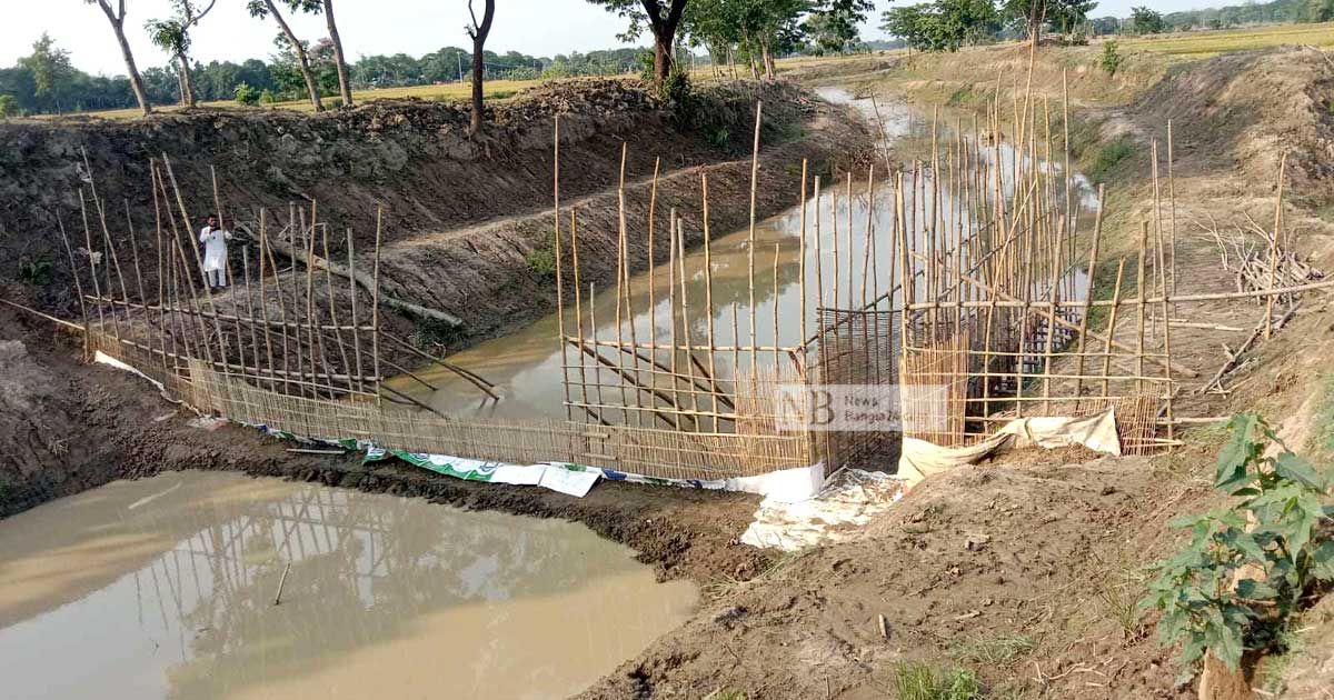 মাছ-ধরতে-নদীতে-বাঁধ