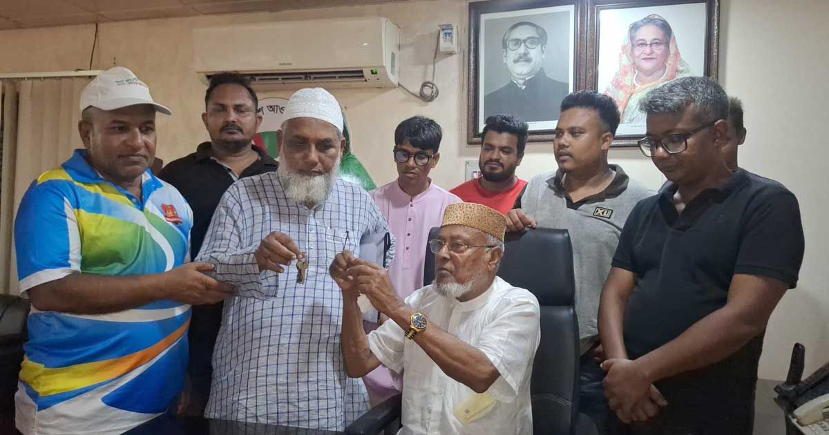 সাতক্ষীরা জেলা আওয়ামী লীগের দলীয় কার্যালয়ের চাবি হস্তান্তর