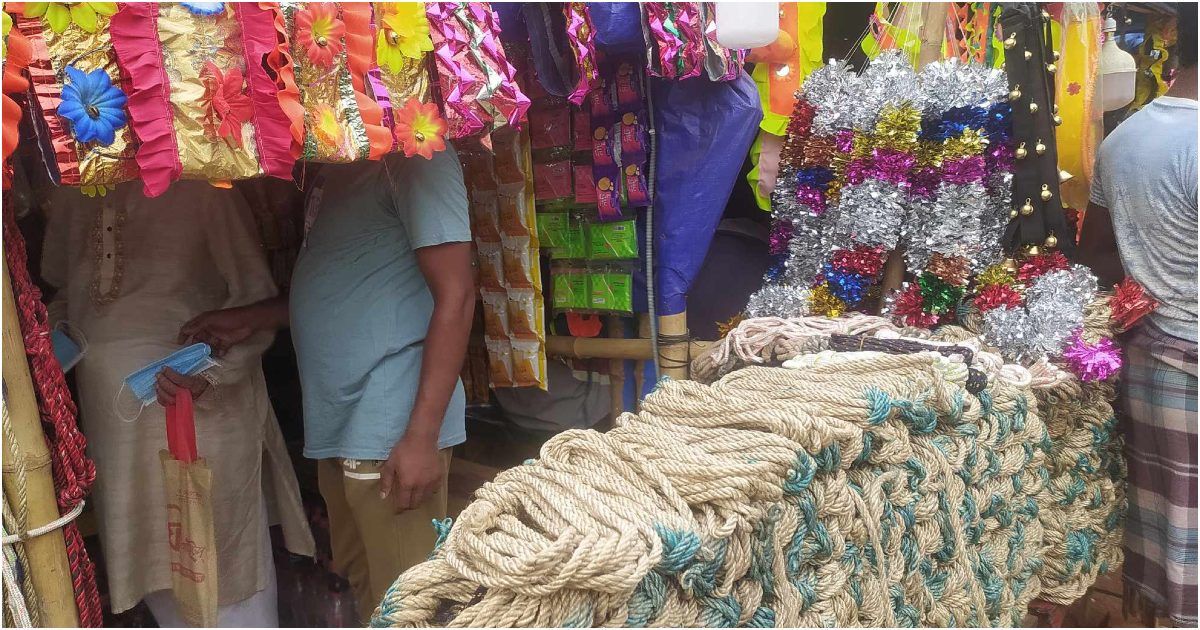 পশুর হাটে বাড়ছে রঙিন মালা দড়ির চাহিদা