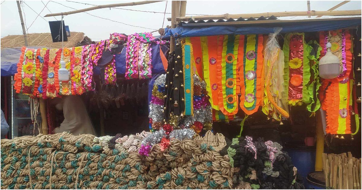 পশুর হাটে বাড়ছে রঙিন মালা দড়ির চাহিদা