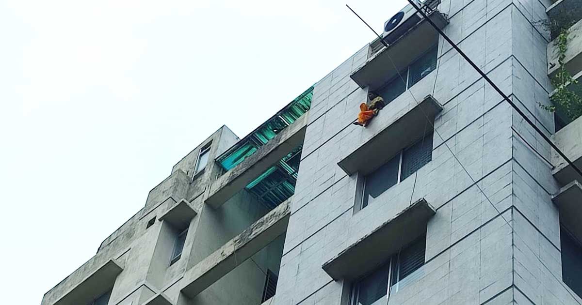 সাততলার কার্নিশে আটকা কিশোরী, ৯৯৯ নম্বরে ফোনে উদ্ধার