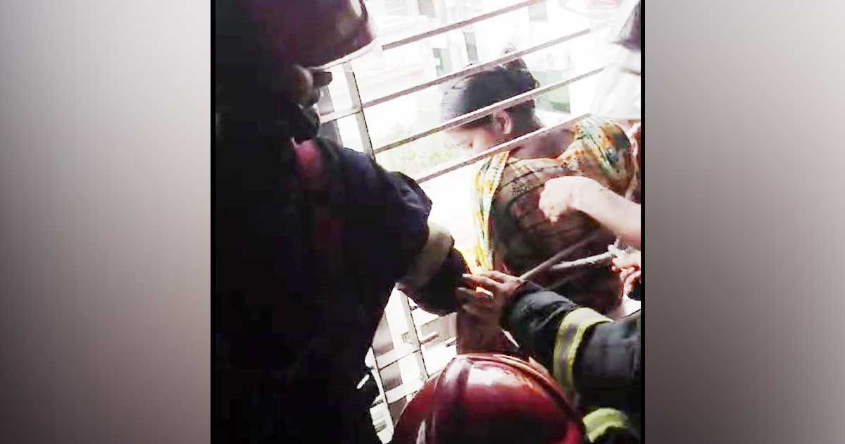 সাততলার-কার্নিশে-আটকা-কিশোরী-৯৯৯-নম্বরে-ফোনে-উদ্ধার
