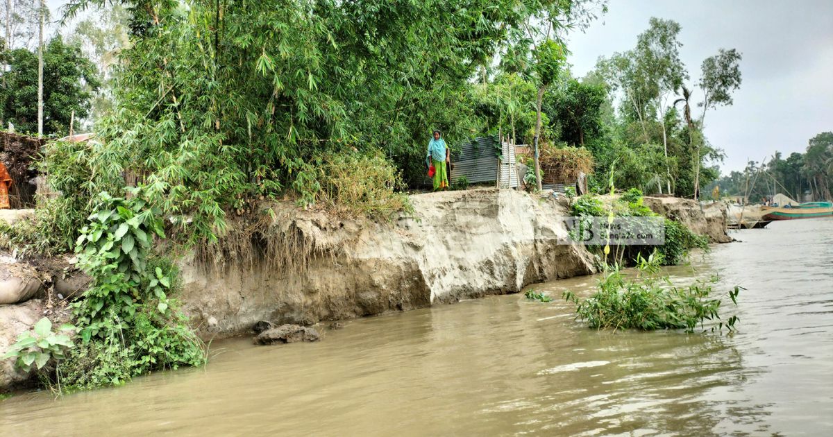 আতঙ্ক-ছড়িয়ে-যমুনায়-ভাঙন-শুরু