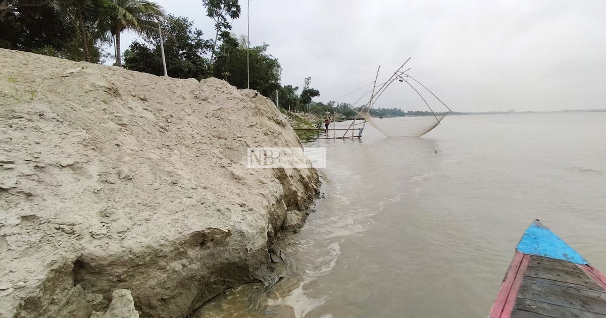 আতঙ্ক ছড়িয়ে যমুনায় ভাঙন শুরু