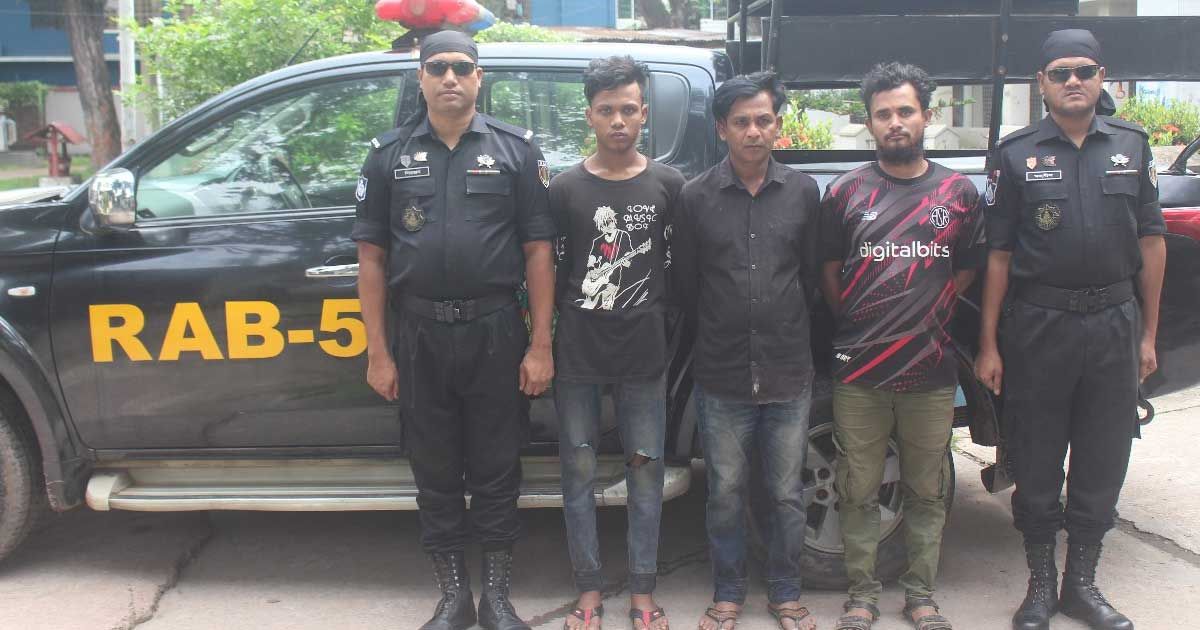 নওগাঁয় ৬৪ কেজি গাঁজাসহ আটক ৩
