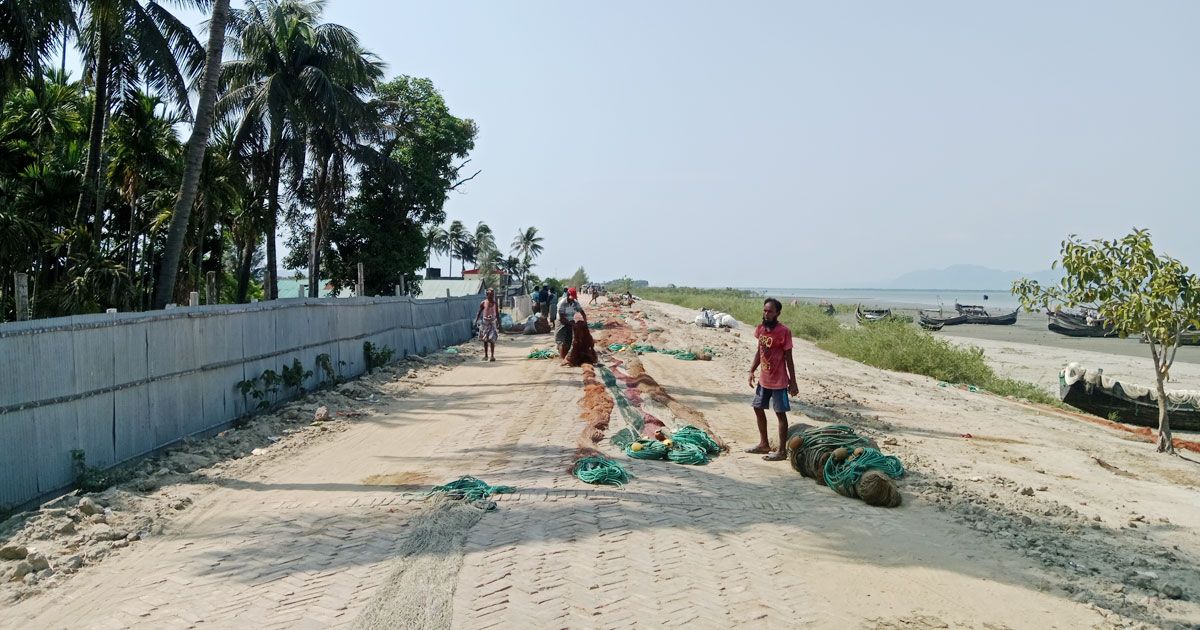 মংডুতে-সেনা-ক্যাম্পের-দখল-নিয়ে-গোলাগুলি-এপারে-আতঙ্ক