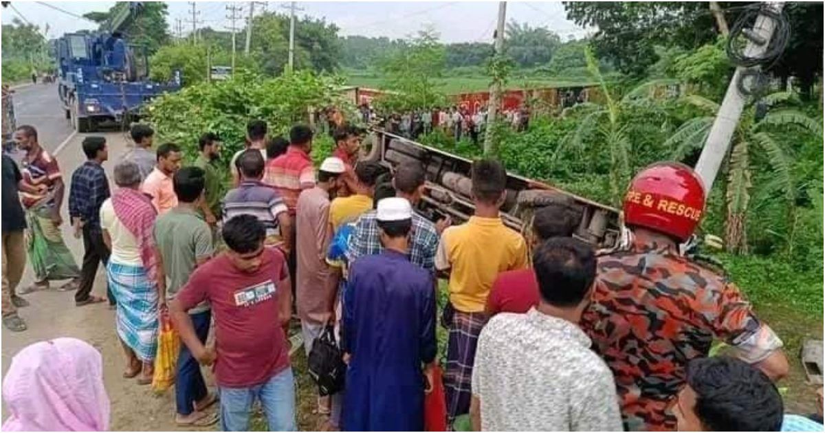 বাস-খাদে-পড়ে-হেলপার-নিহত-আহত-১০