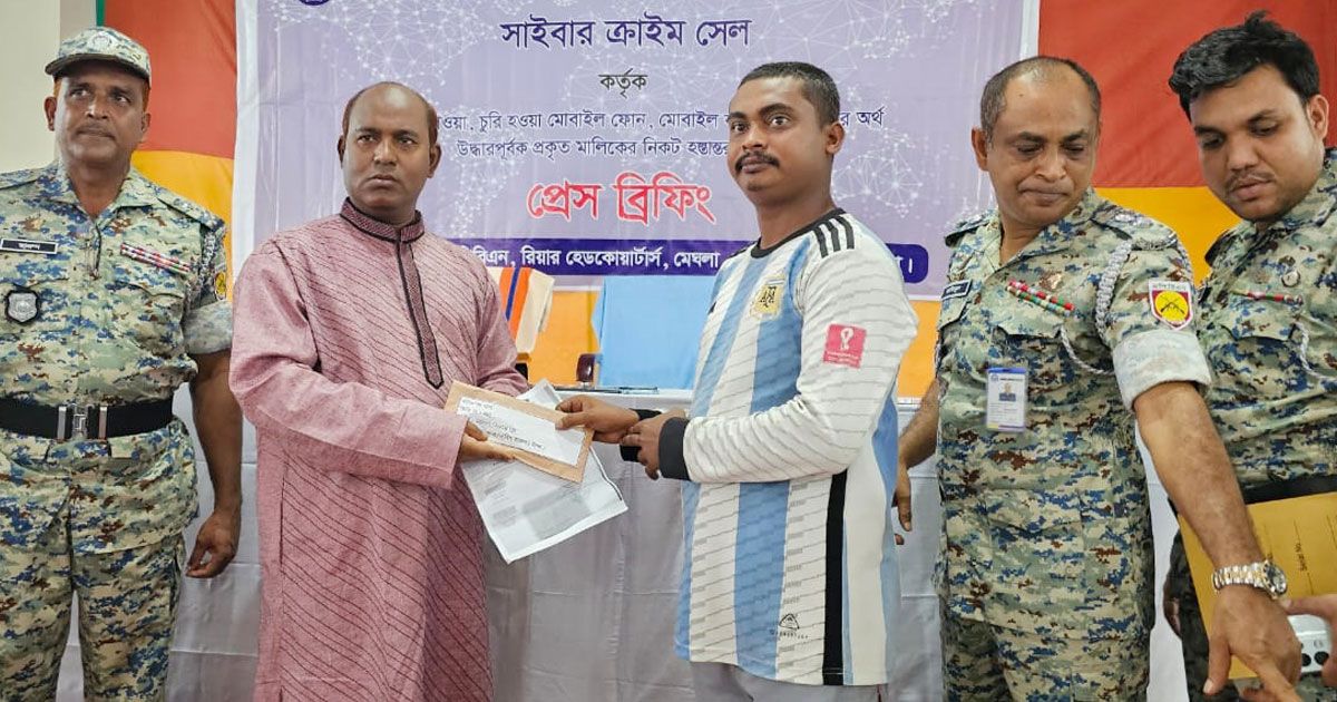 বান্দরবানে-এপিবিএন-উদ্ধার-করল-৬০টি-মোবাইল-সেট-ও-নগদ-অর্থ