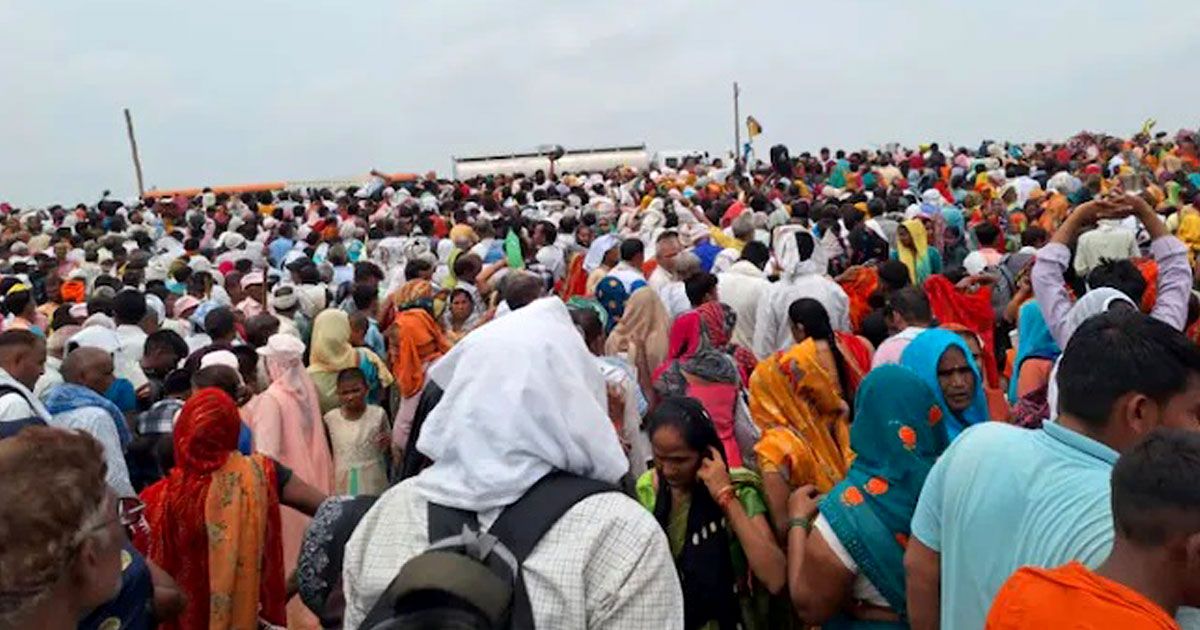 ভারতে-ধর্মীয়-অনুষ্ঠানে-পদদলিত-হয়ে-নারী-শিশুসহ-নিহত-১০৭
