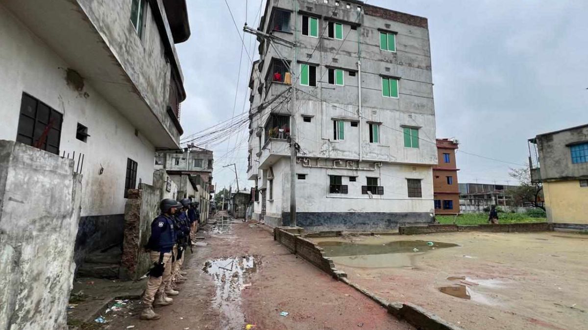 নারায়ণগঞ্জের ‘জঙ্গি আস্তানা’ থেকে তিনটি বোমা উদ্ধার