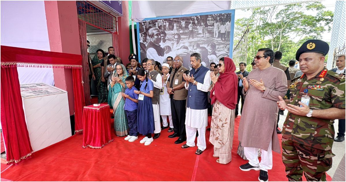 জাতির পিতার শৈশবের স্কুলে ‘বঙ্গবন্ধু কর্নার’ উদ্বোধন প্রধানমন্ত্রীর