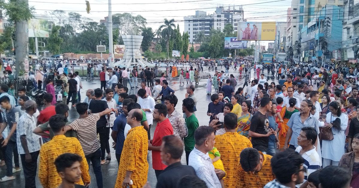 খুলনার-শিববাড়ি-মোড়-অবরোধ-করে-আন্দোলনে-কোটাবিরোধীরা
