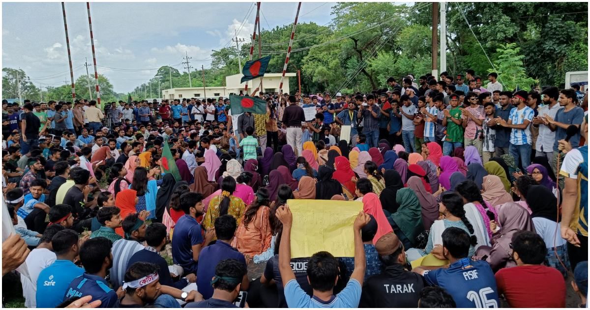 ঢাকা-রাজশাহী রেললাইন অবরোধ রাবি শিক্ষার্থীদের 