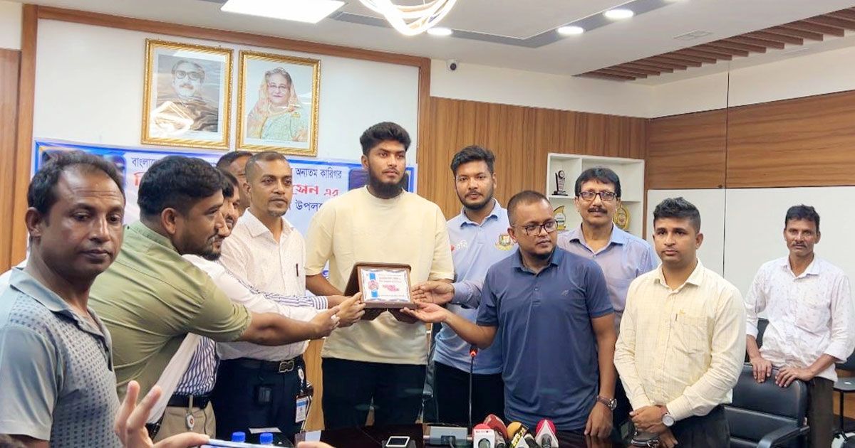 অলরাউন্ডার-রিশাদকে-সংবর্ধনা